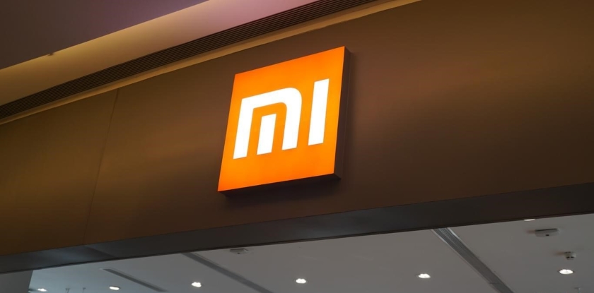 В сети появились фотографии неизвестного смартфона Xiaomi с вырезом на экране