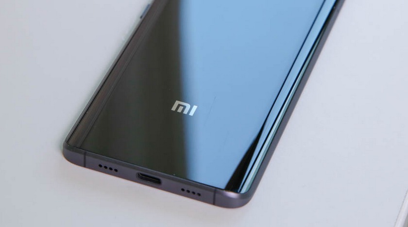 Xiaomi тизерит смартфон-гигант без логотипа спереди