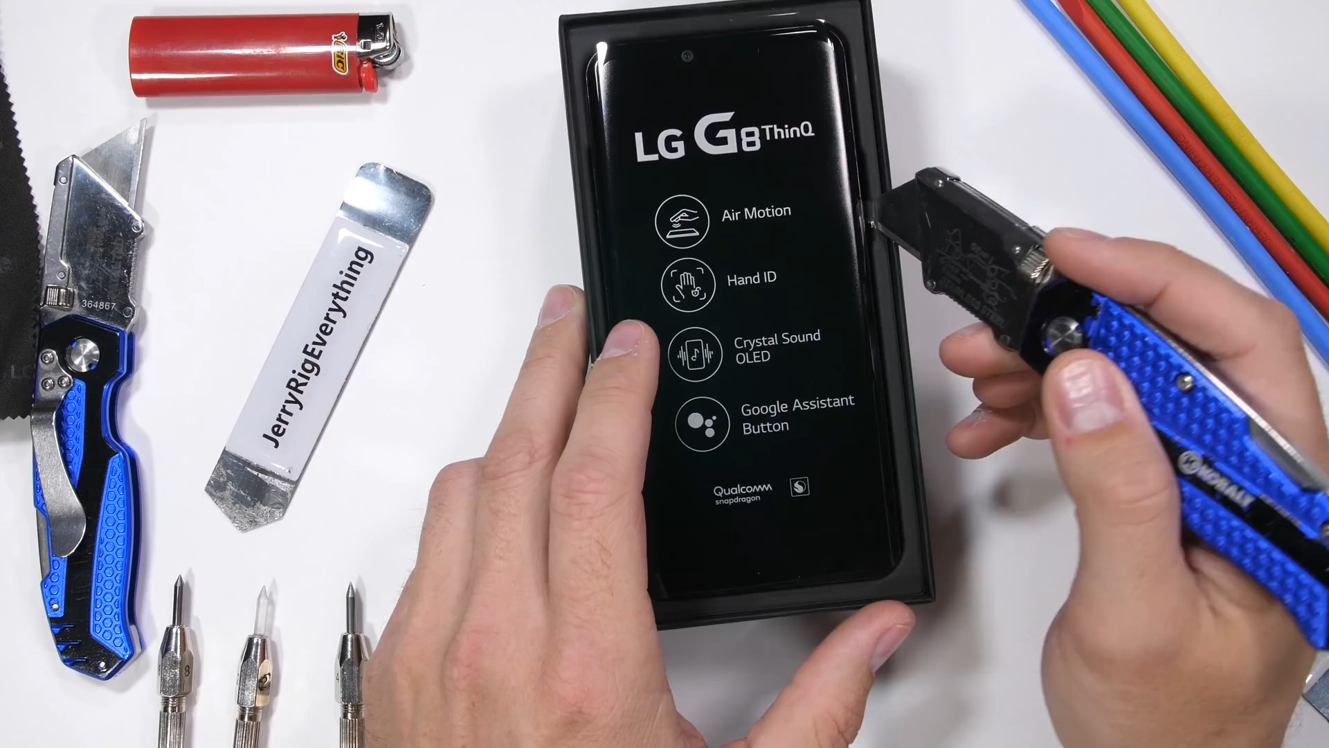 JerryRigEverything розібрав LG G8 ThinQ та радить не купувати цей смартфон
