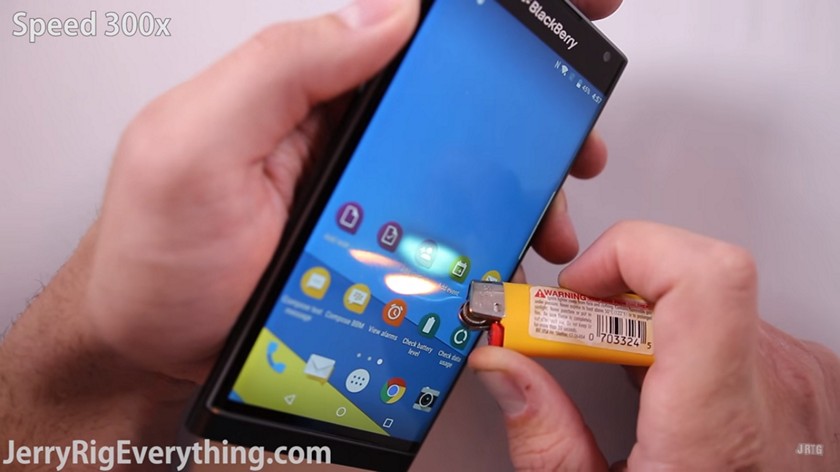 Android-слайдер BlackBerry Priv проверили на прочность (видео)
