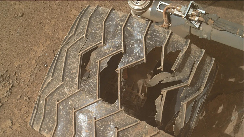 Пошкоджене колесо марсохода Curiosity