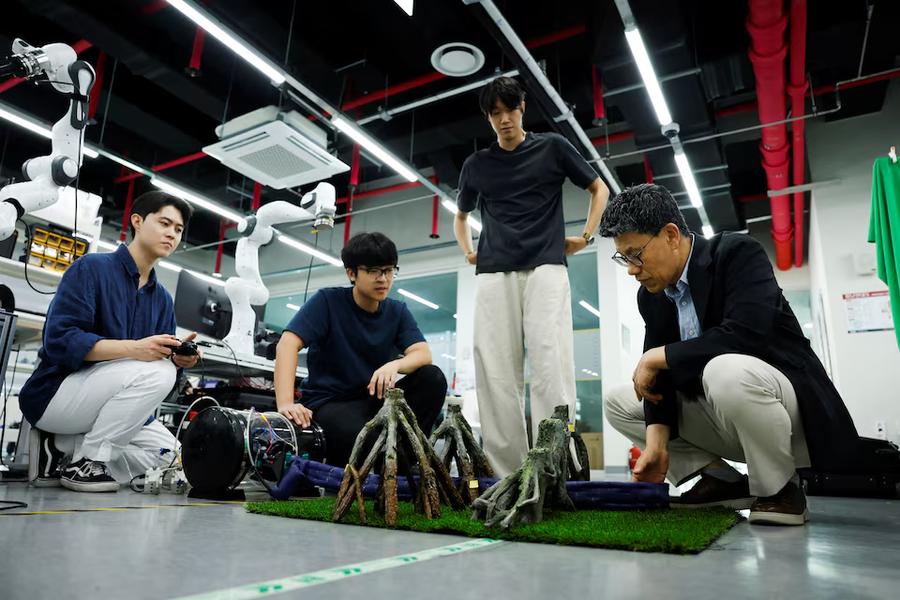 Laboratory testing of the system. Photo: REUTERS / Kim Soo-hyeon