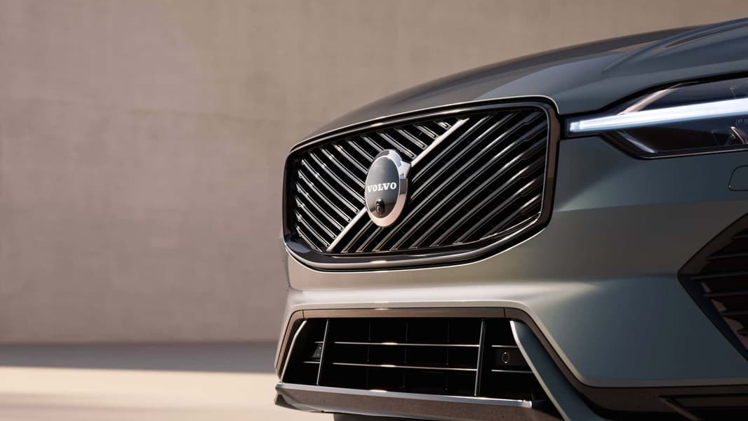 Volvo XC60 на дороге