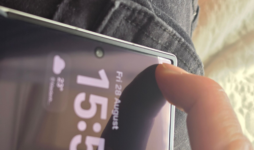 Процес перевірки гнучкого екрана Galaxy Z Fold 8 на міцність
