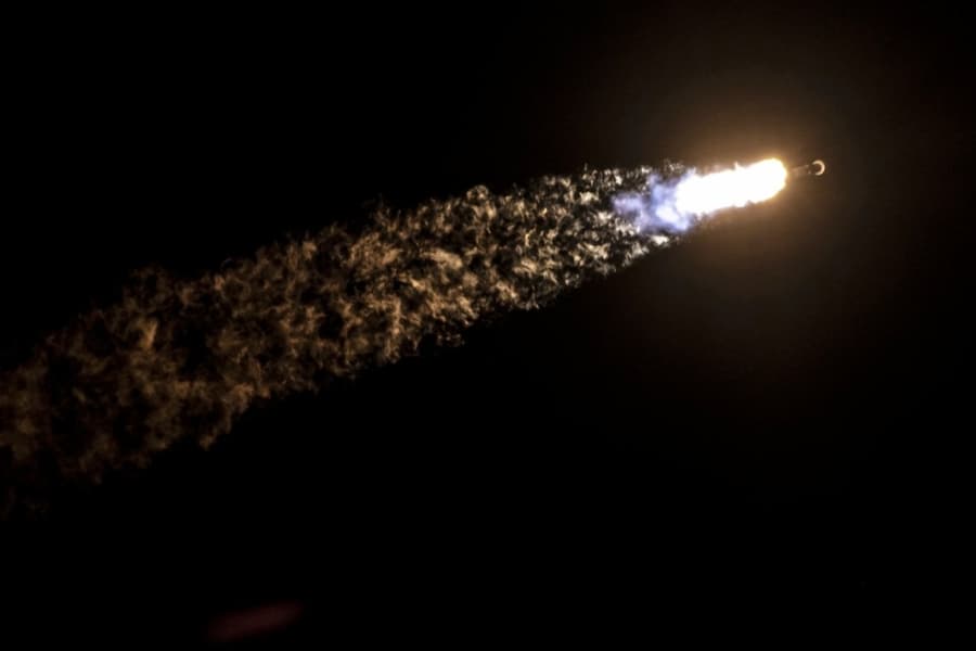 Ракета Falcon 9 во время запуска в космос