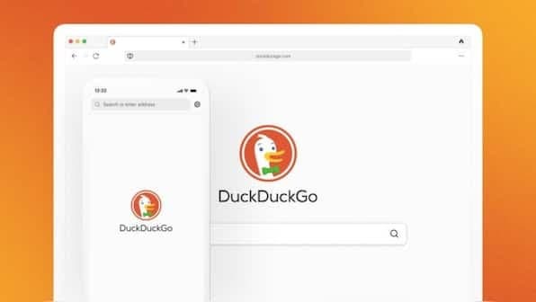 Логотип DuckDuckGo на фоні пошукового інтерфейсу