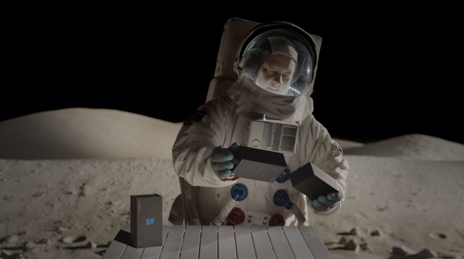 Samsung Galaxy S9 unpacked on the Moon