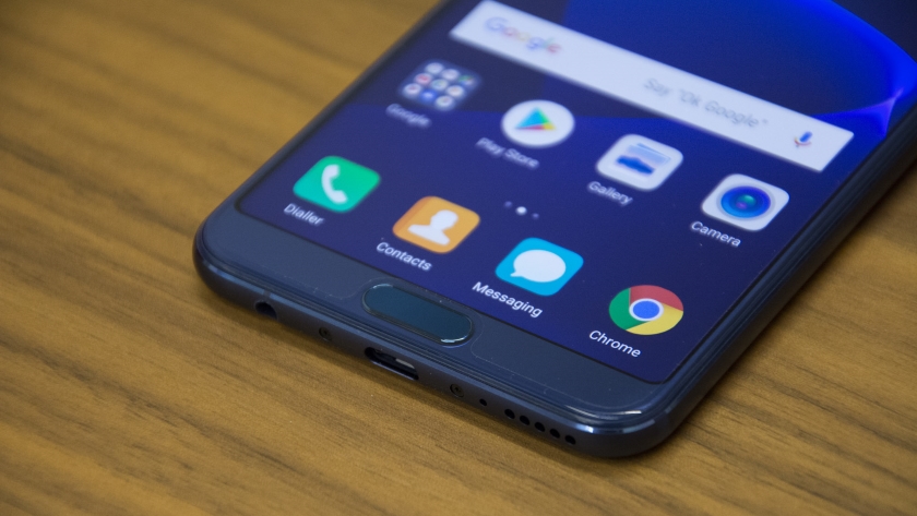"Living" photo Honor 10: a screen with a cutout and minimal frames