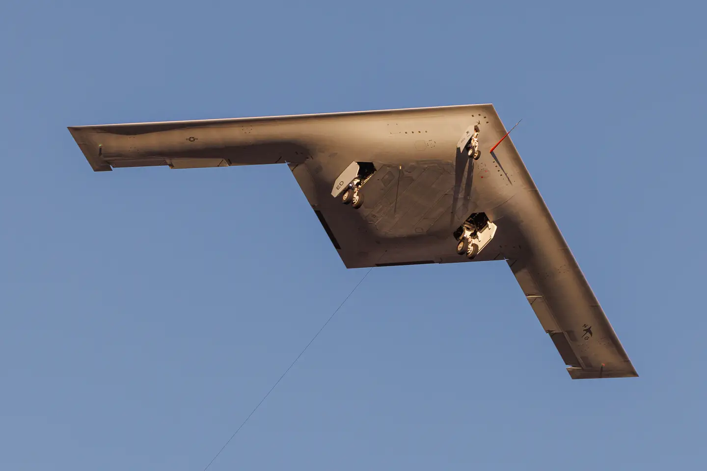 Le bombardier nucléaire B-21 Raider peut commencer ses essais en vol à la base aérienne d'Edwards, base de l'armée de l'air américaine.