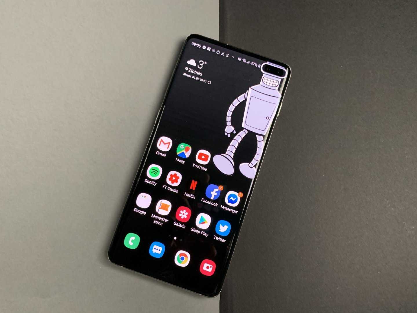Samsung додала фонові заставки, що маскують вирізи у смартфонах Galaxy S10. Але вони платні