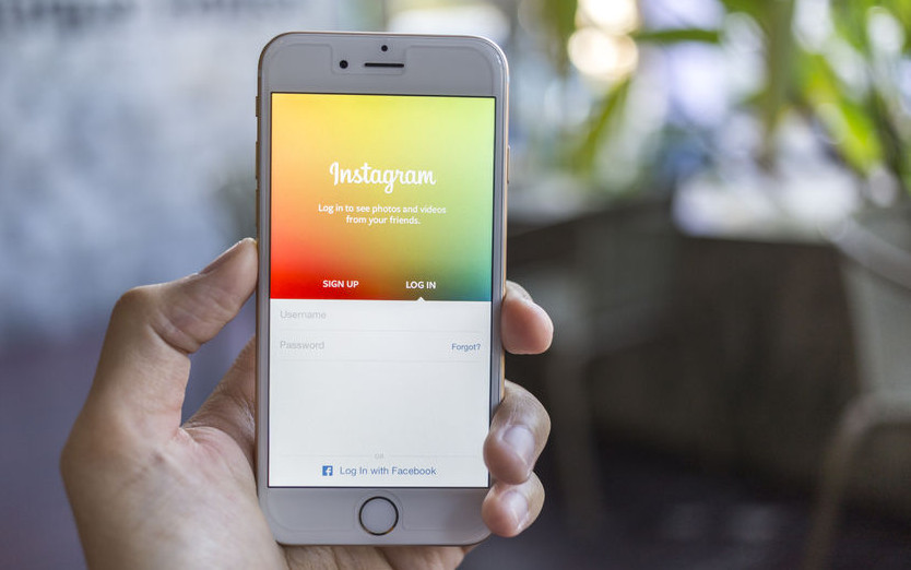 Instagram разрешил добавлять старые фотографии в Истории