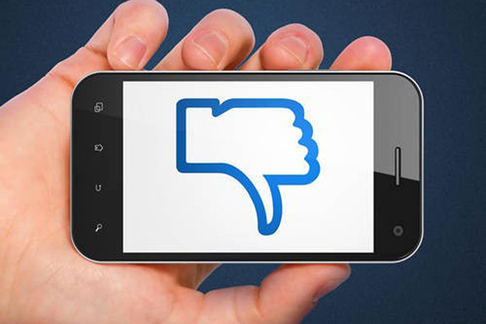 Facebook tests deslays for comments
