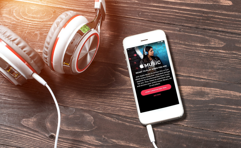 FCC просит Apple включить FM-радио на iPhone
