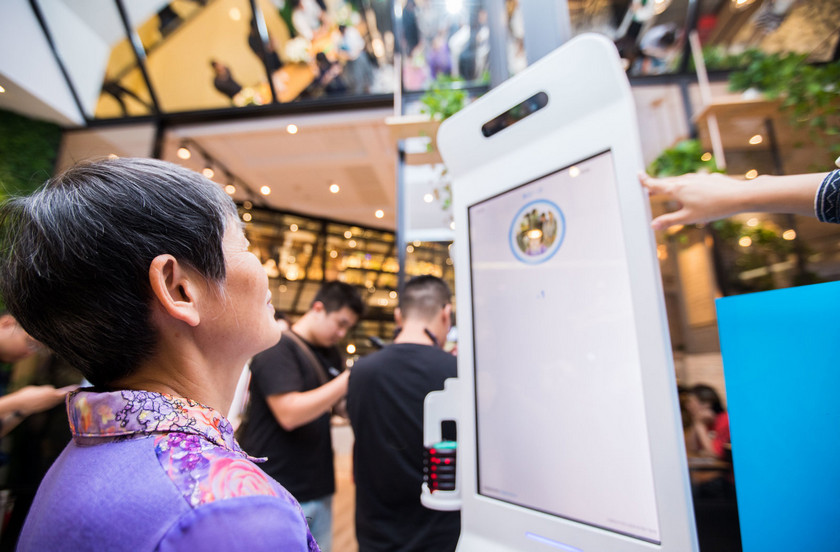 Китайский KFC и Alipay запустили плату заказов улыбкой