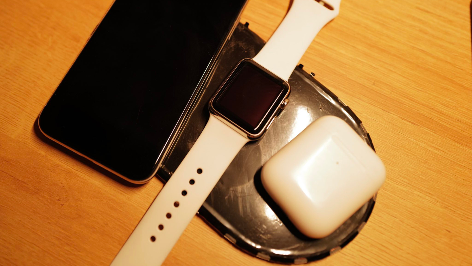 Un initié a révélé un premier prototype du chargeur AirPower. On comprend maintenant pourquoi Apple a abandonné ce projet.
