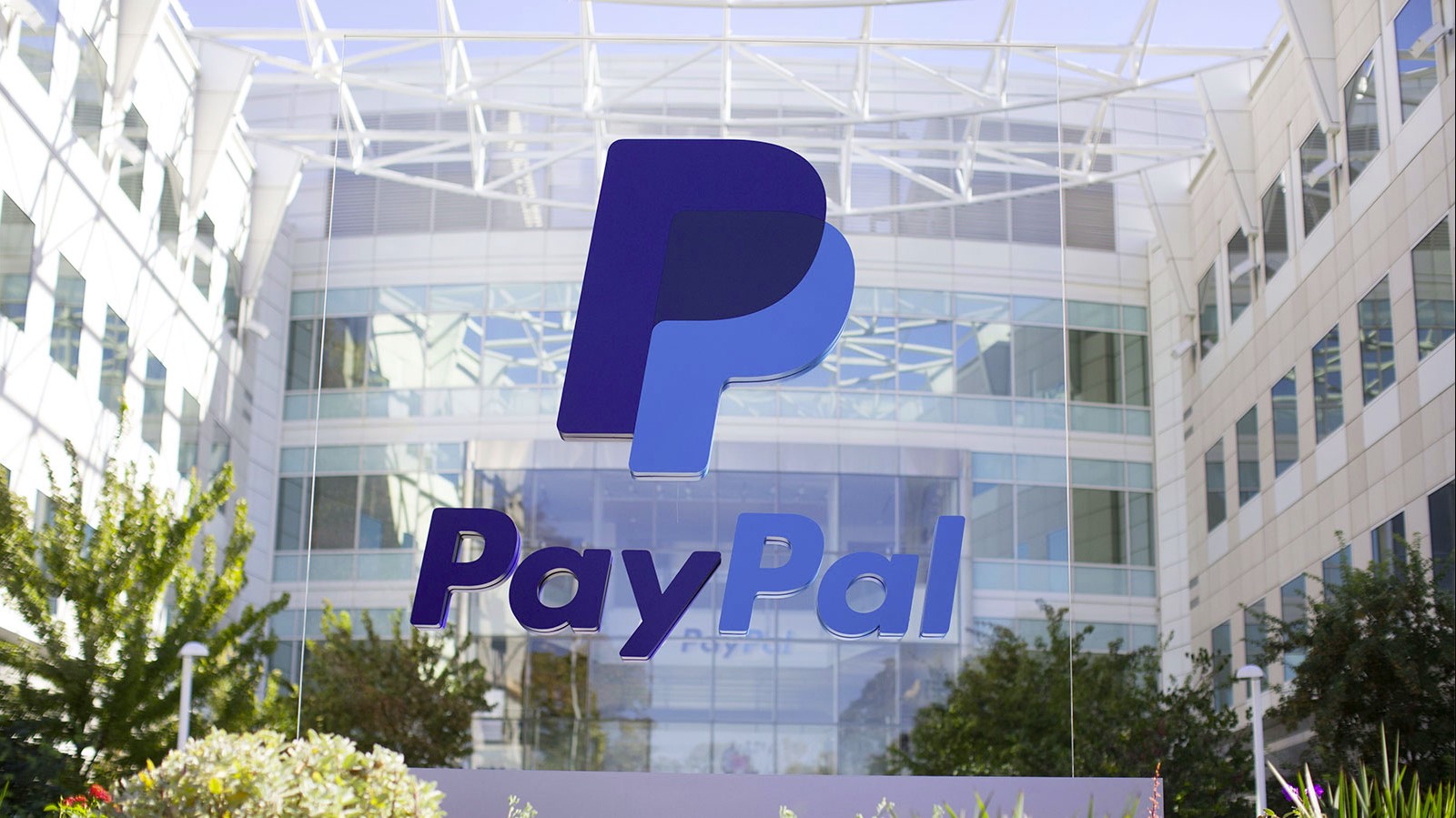 PayPal licencie pour réduire ses coûts