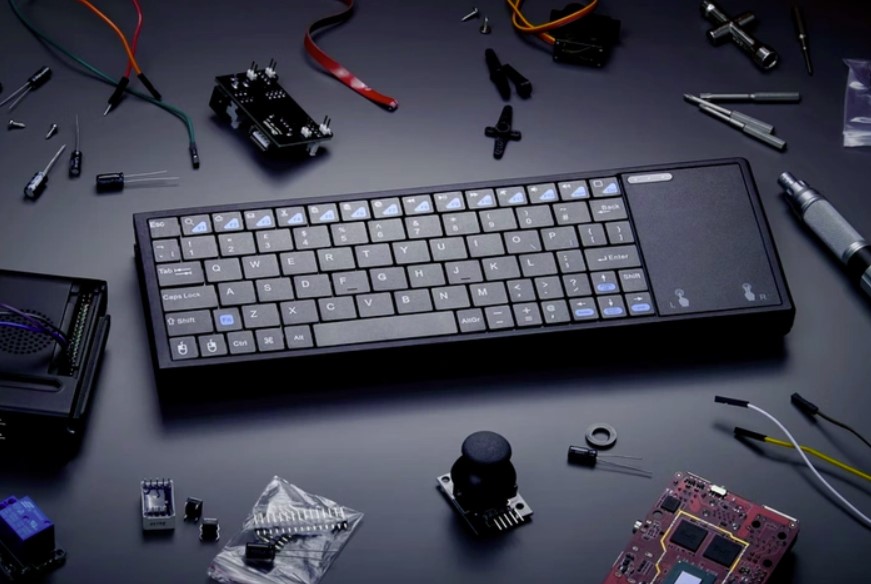 Abacus est un ordinateur à clavier quadricoeur préinstallé avec un support pour Windows et Linux.