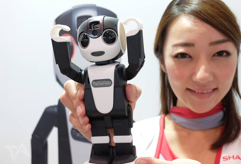 Робот-смартфон Sharp RoboHoN с проектором поступает в продажу