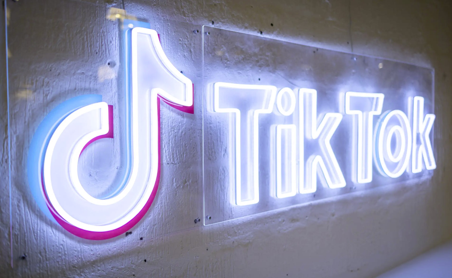 Le commissaire de la FCC exhorte Google et Apple à supprimer TikTok des magasins d'applications