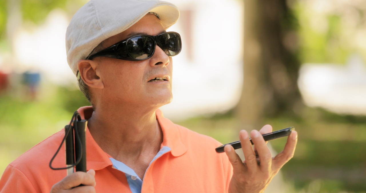 Розмова в темряві: як користуються смартфонами незрячі люди