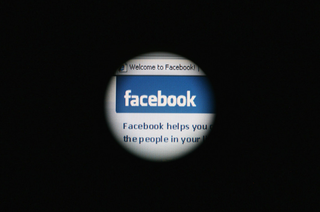 Facebook shares collapsed, and Zuckerberg bought back the pages of the largest newspapers to apologize to users