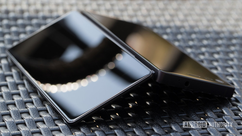 Реальные фото складного смартфона ZTE Axon M