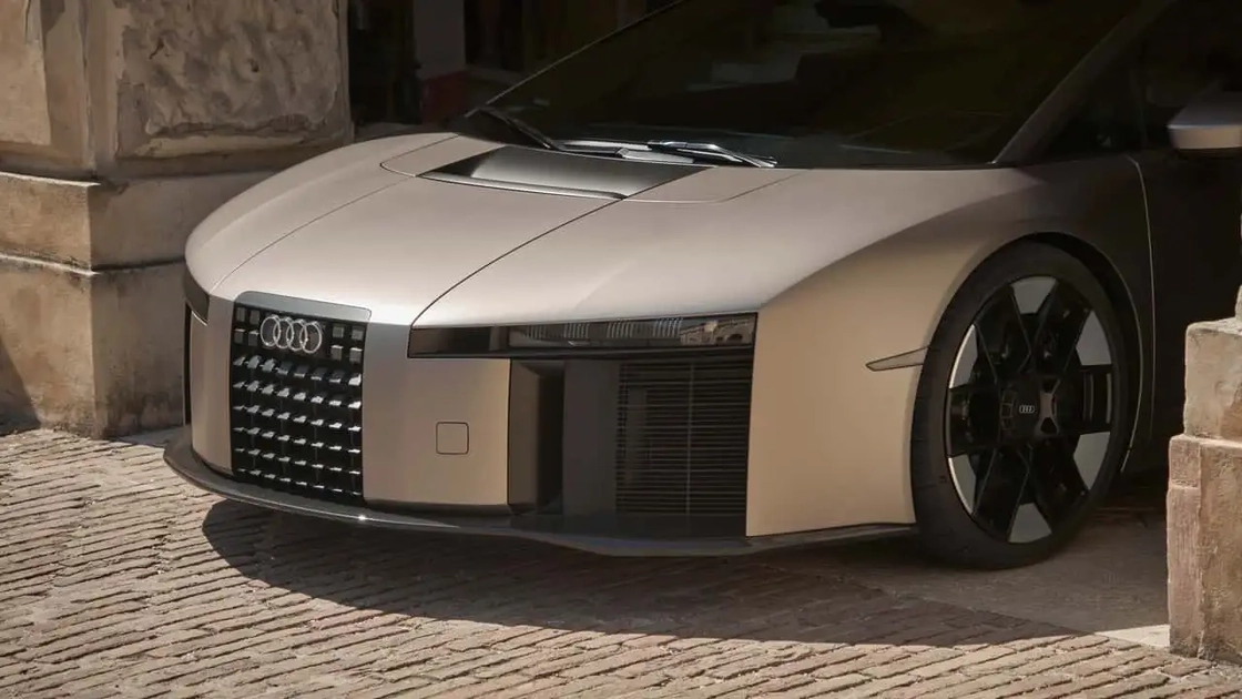 Спортивний гіперкар Audi Nuvolari на фоні історичної архітектури Італії