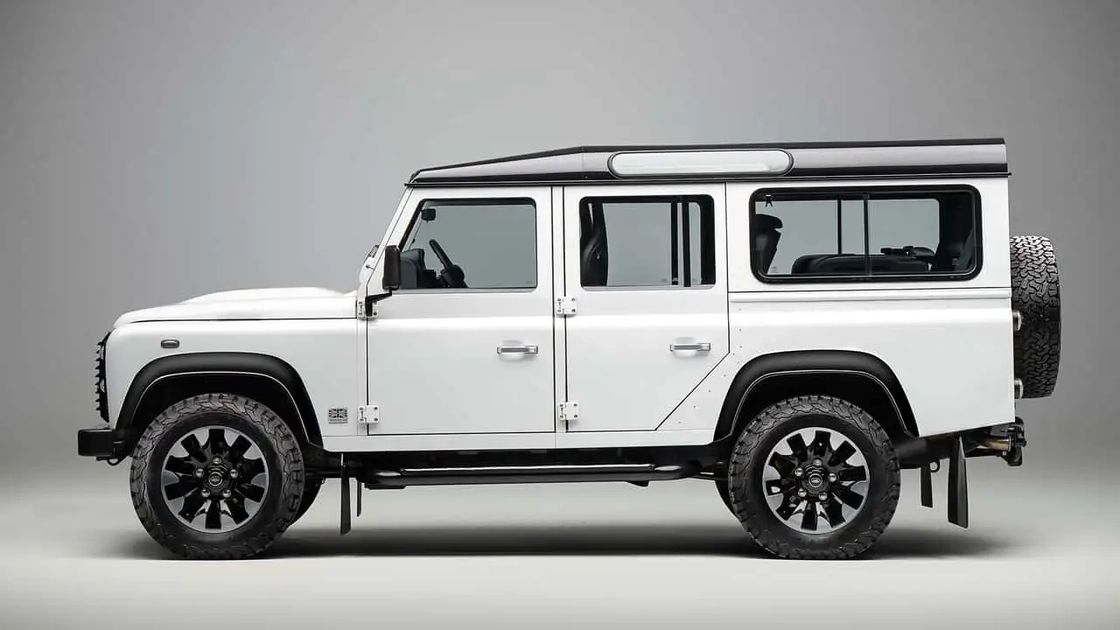 Land Rover Defender 90 з двигуном V8 на бездоріжжі