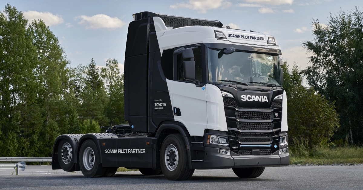 Тягач Scania з написом Toyota Fuel Cell на трасі