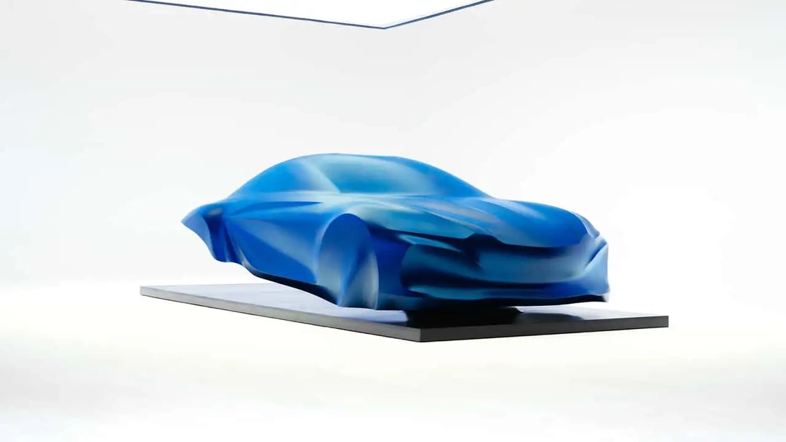 Скульптура Alpine A110 2027 під синім покривалом