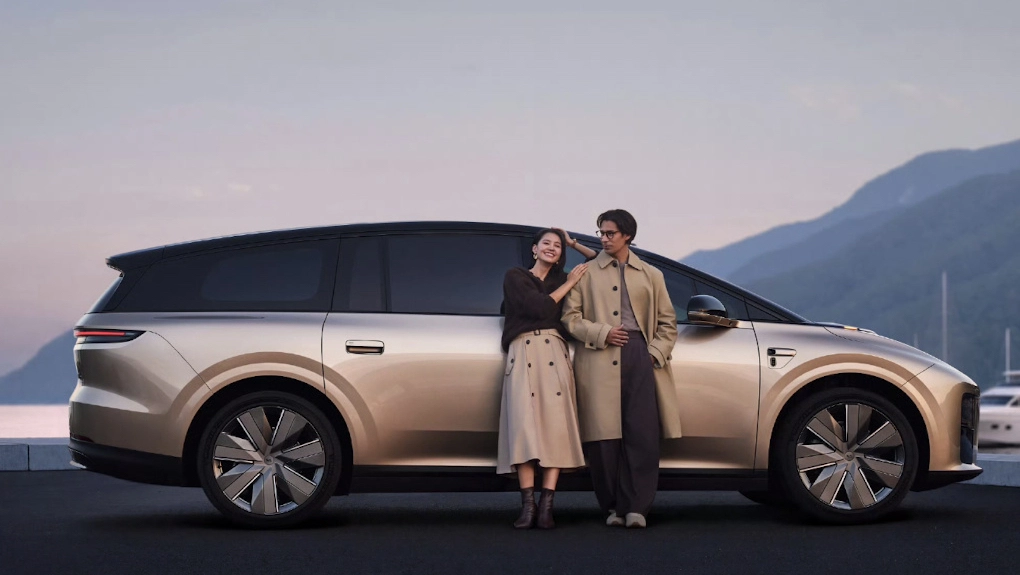 Інтер'єр кросовера Li Auto i9 з поворотними кріслами