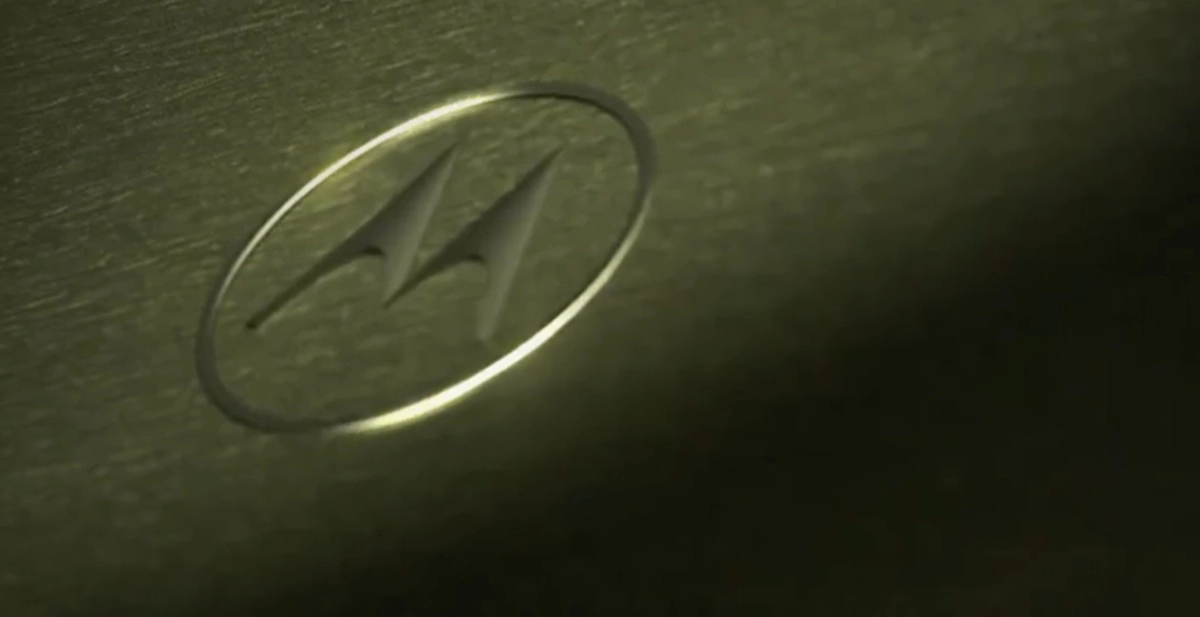 Le dos texturé du Motorola Signature 27, avec finition couture et coloris Capulet Olive.