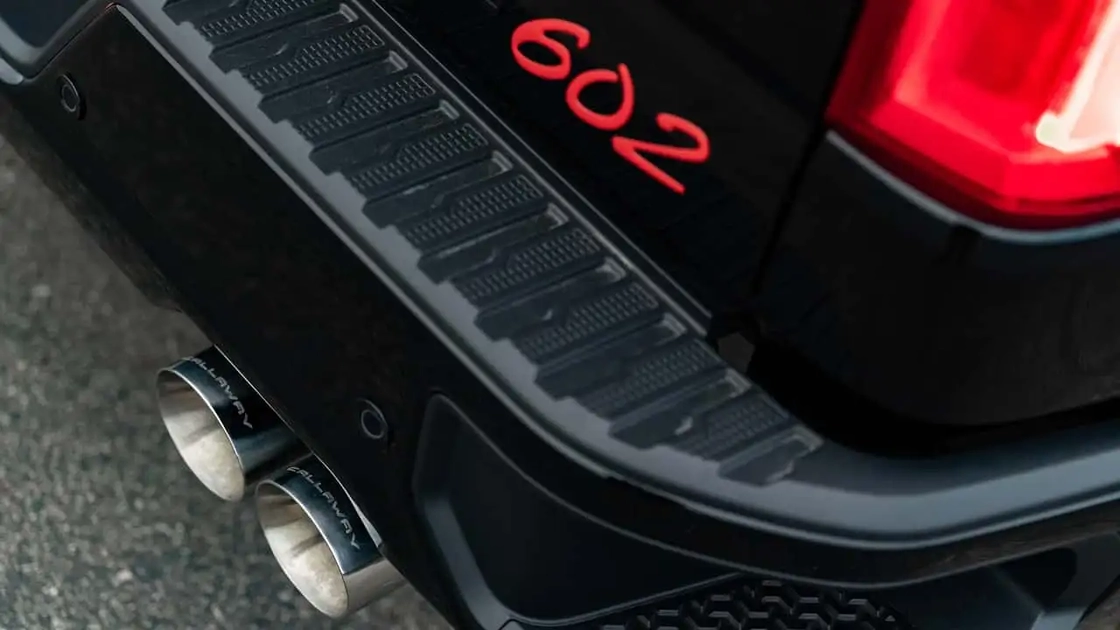 Сріблястий пікап Chevrolet Silverado Launch Edition