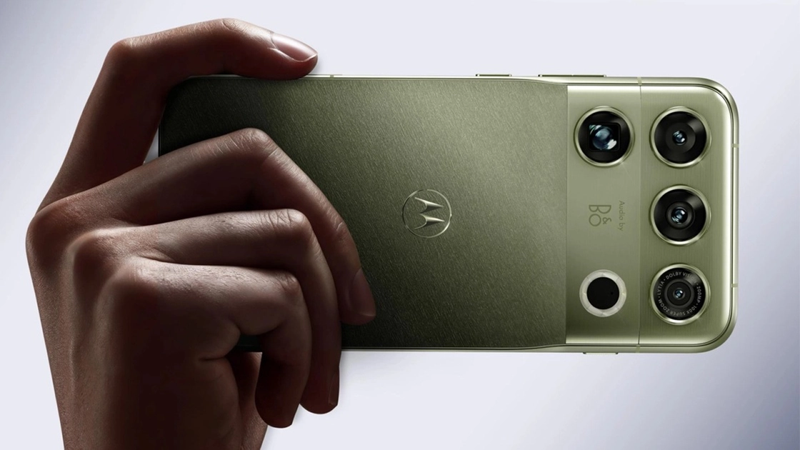 Le module caméra asymétrique du Motorola Signature 27, en finition Coal Smoke.