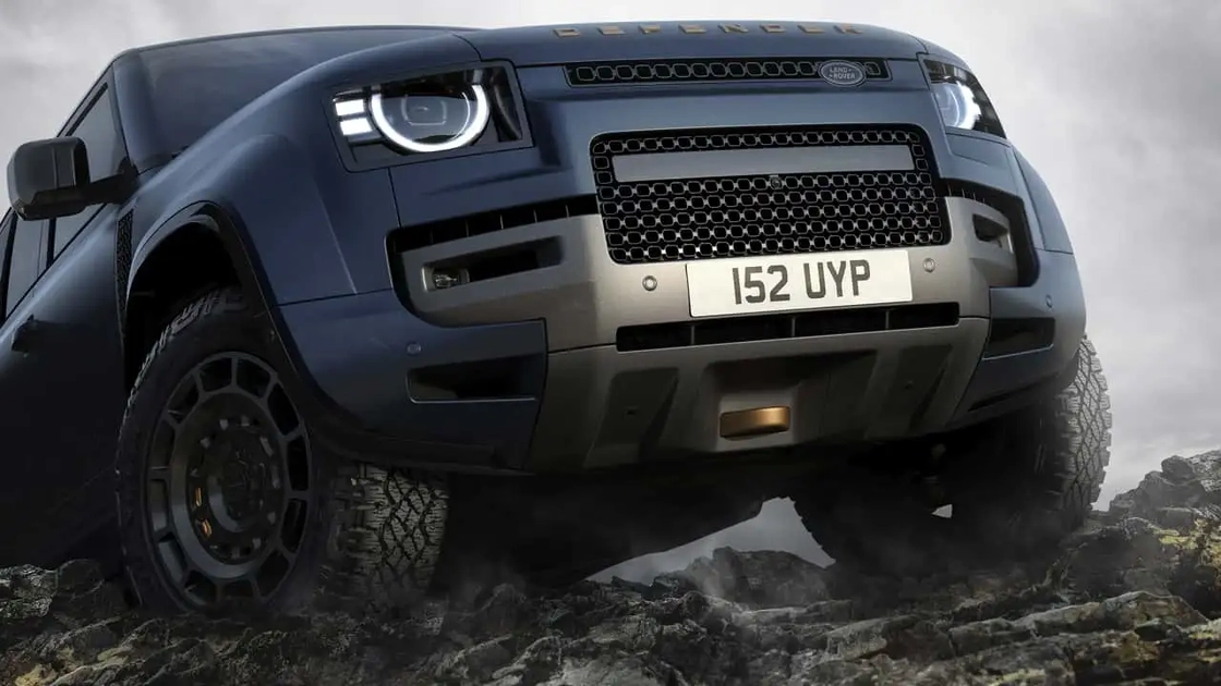 Позашляховик Land Rover Defender на бездоріжжі