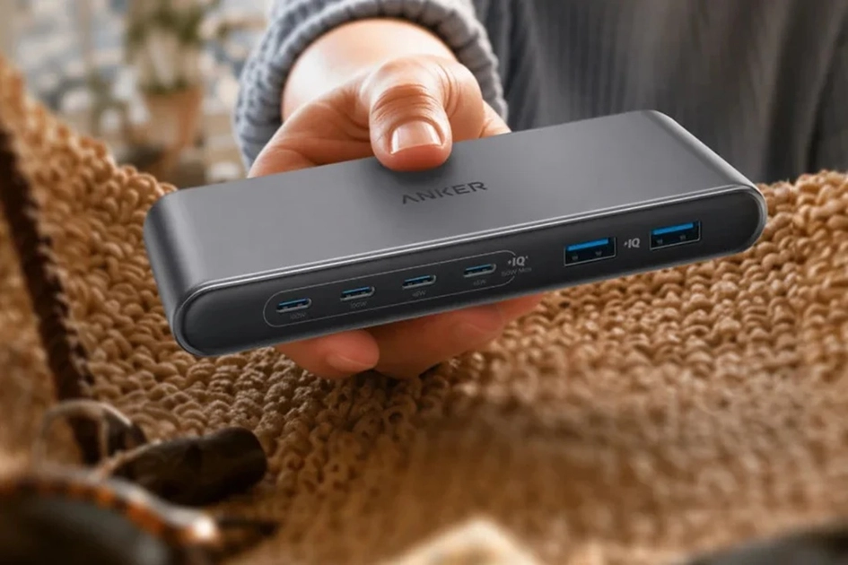 La Travel Charging Station 6-en-1 d'Anker en coloris Iron Gray, avec sa prise plate et ses broches rabattables.