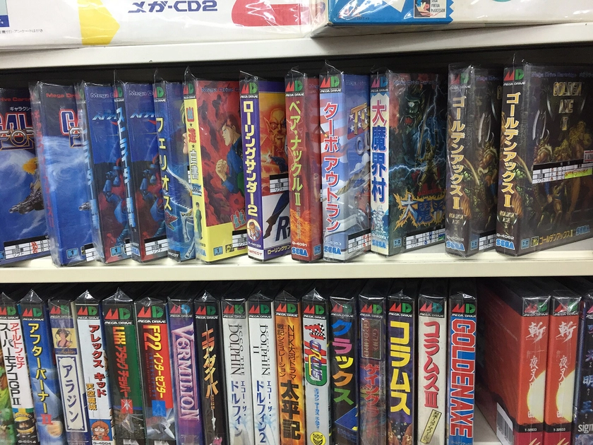 Cartouches Sega Mega Drive d'occasion empilées