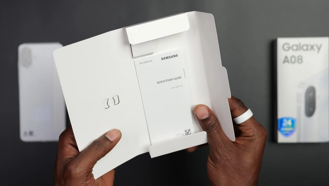 Le contenu de la boîte du Galaxy A07s et A08 : téléphone, documentation et outil SIM — aucun câble.