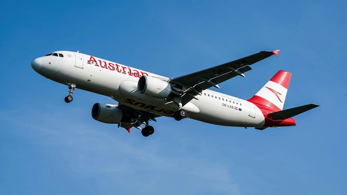 Літак Austrian Airlines у небі