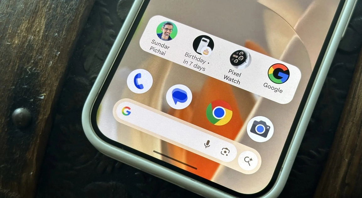 Le widget Pixel VIPs redessiné, avec sa barre de navigation flottante et ses raccourcis d'appel et de SMS.