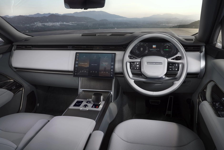 Салон Range Rover с цифровой панелью приборов