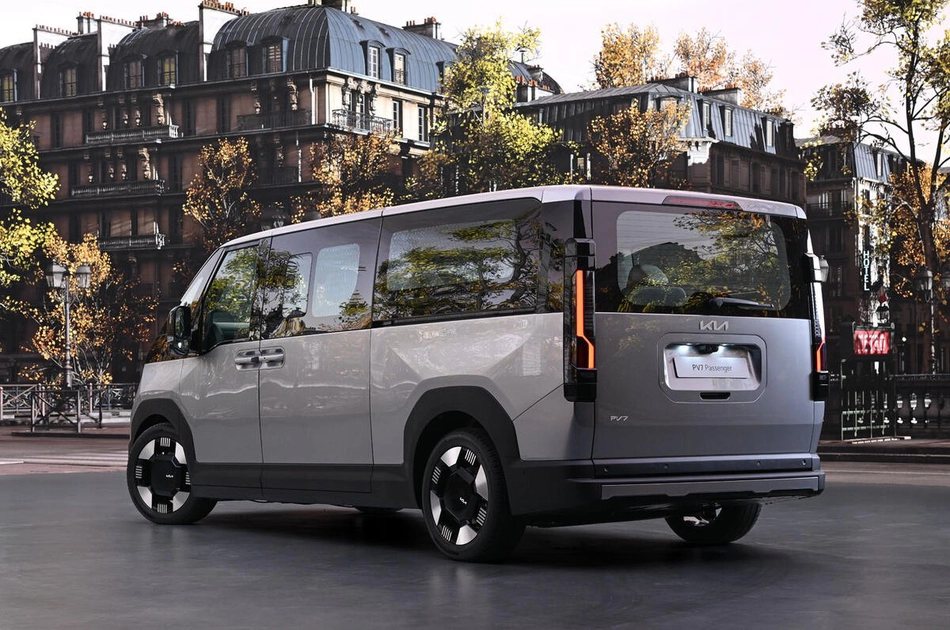 Kia PV7 сзади-сбоку на улице