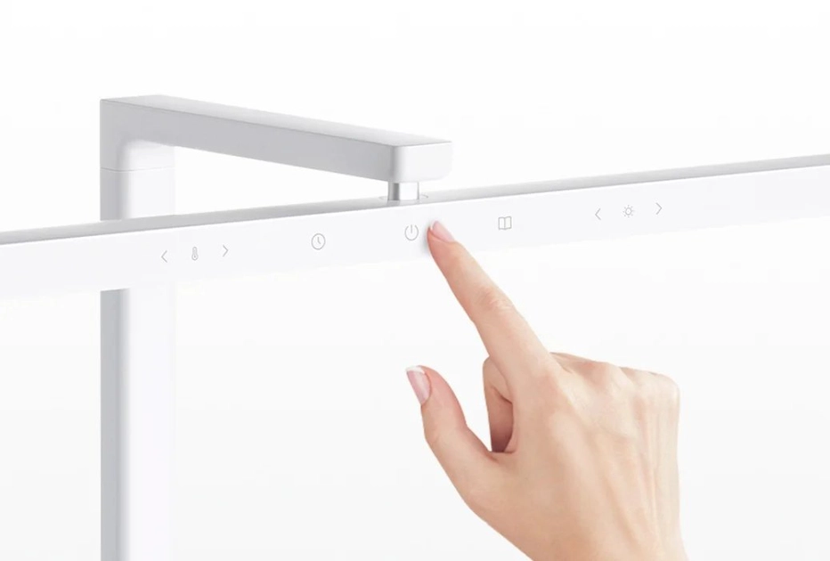 Panneau tactile de la lampe avec doigt appuyant sur bouton