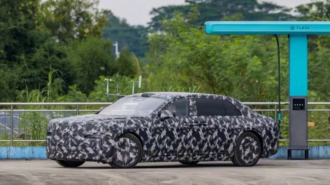 Тизерний седан Yangwang на зарядній станції BYD Flash Charging