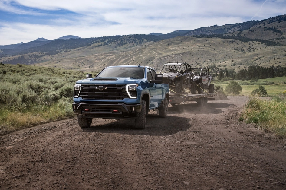 Silverado HD буксирує причіп з квадроциклом