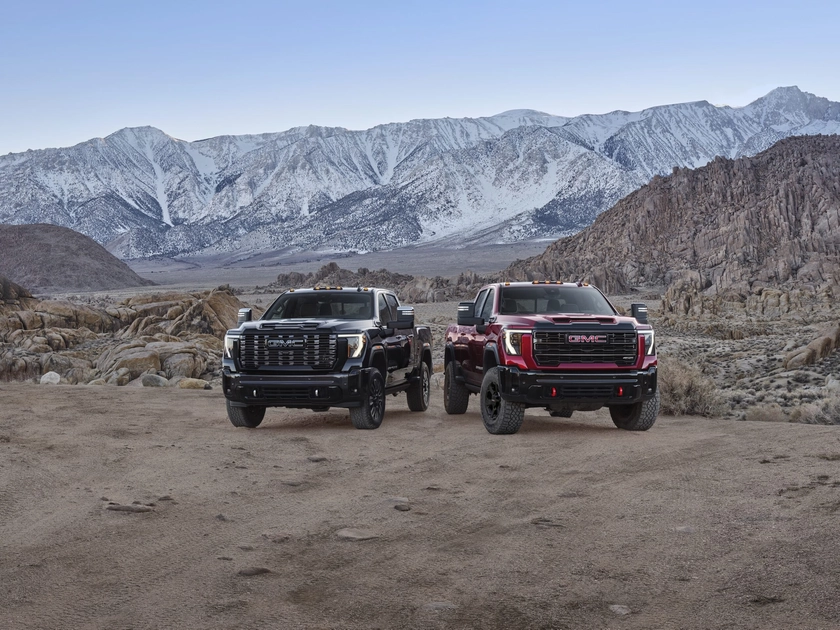 GMC Sierra HD у двох комплектаціях на тлі гір