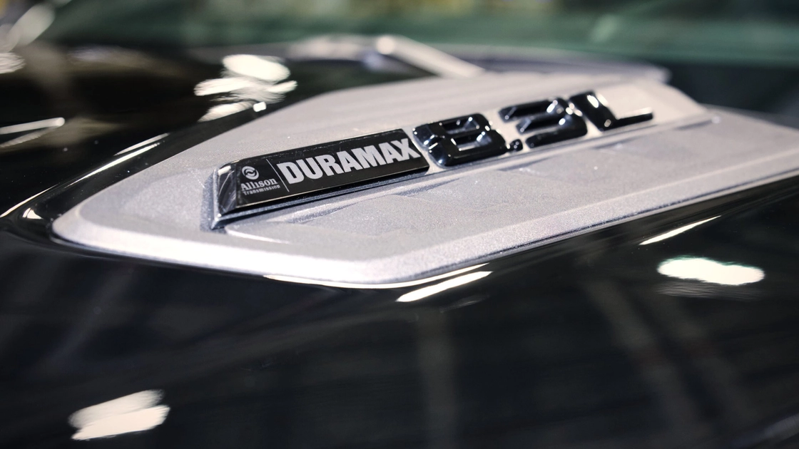 Шильдик Duramax 8.3L на капоті Silverado HD
