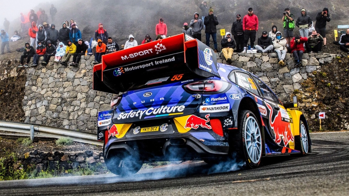 Ford Puma Rally1 на трасі ралі перед трибунами