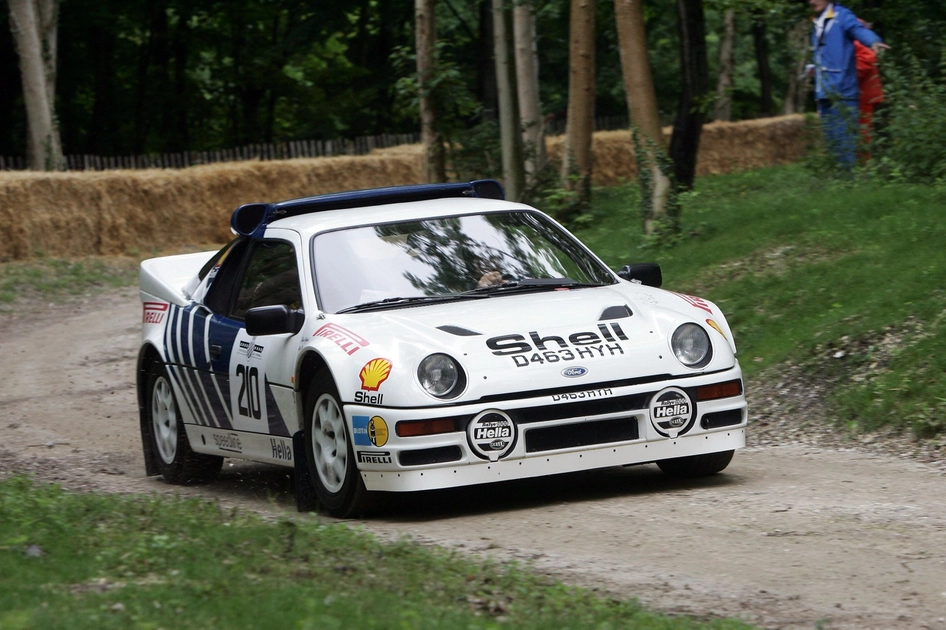 Класичний Ford RS200 на ралійній трасі