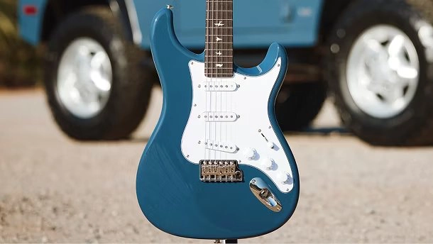 Гітара Silver Sky у кольорі Arles Blue крупним планом